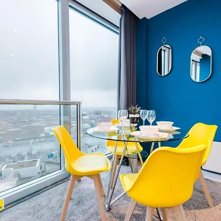 Luxury Right In The Centre! Incredible Panoramic Views! Ideal For Professionals Staying In Birmingham! Perfect For Long Stays! Apartment