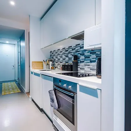 Apartment Luxury Right In The Centre! Incredible Panoramic Views! Ideal For Professionals Staying In Birmingham! Perfect For Long Stays! *