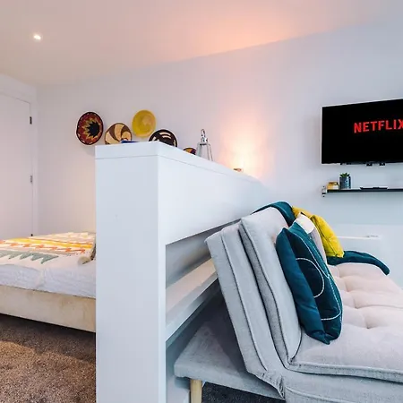 Luxury Right In The Centre! Incredible Panoramic Views! Ideal For Professionals Staying In Birmingham! Perfect For Long Stays! Birmingham
