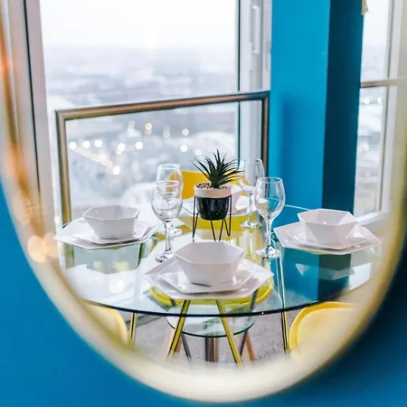 Luxury Right In The Centre! Incredible Panoramic Views! Ideal For Professionals Staying In Birmingham! Perfect For Long Stays! *