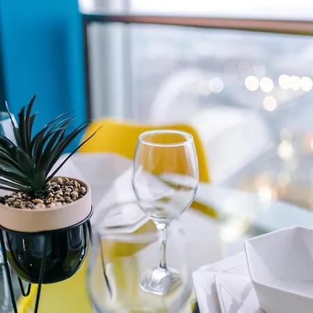 Luxury Right In The Centre! Incredible Panoramic Views! Ideal For Professionals Staying In Birmingham! Perfect For Long Stays! * Birmingham
