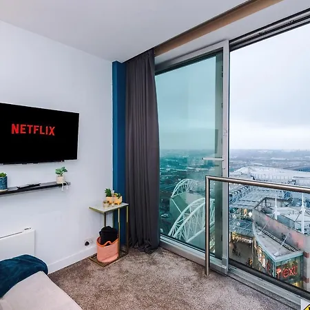Luxury Right In The Centre! Incredible Panoramic Views! Ideal For Professionals Staying In Birmingham! Perfect For Long Stays!