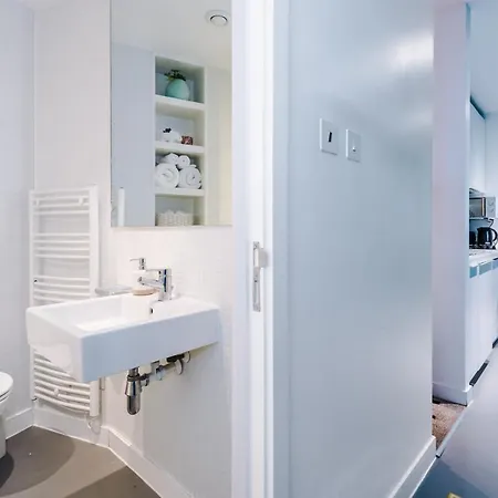 Luxury Right In The Centre! Incredible Panoramic Views! Ideal For Professionals Staying In Birmingham! Perfect For Long Stays! *