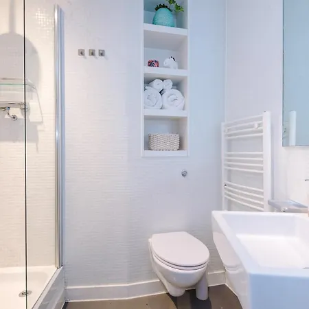 Luxury Right In The Centre! Incredible Panoramic Views! Ideal For Professionals Staying In Birmingham! Perfect For Long Stays!