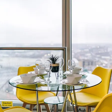 Apartment Luxury Right In The Centre! Incredible Panoramic Views! Ideal For Professionals Staying In Birmingham! Perfect For Long Stays!