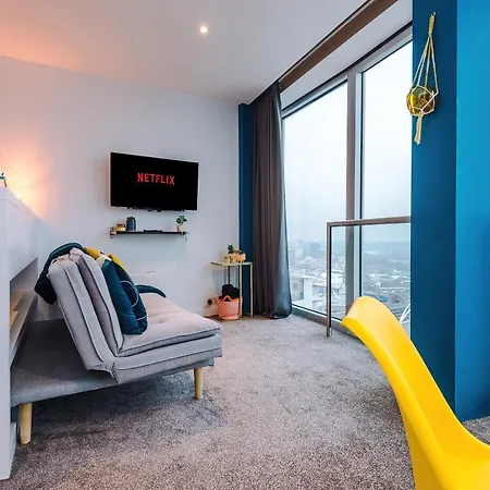 Luxury Right In The Centre! Incredible Panoramic Views! Ideal For Professionals Staying In Birmingham! Perfect For Long Stays! *