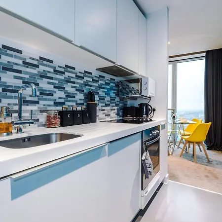 Apartment Luxury Right In The Centre! Incredible Panoramic Views! Ideal For Professionals Staying In Birmingham! Perfect For Long Stays! Birmingham
