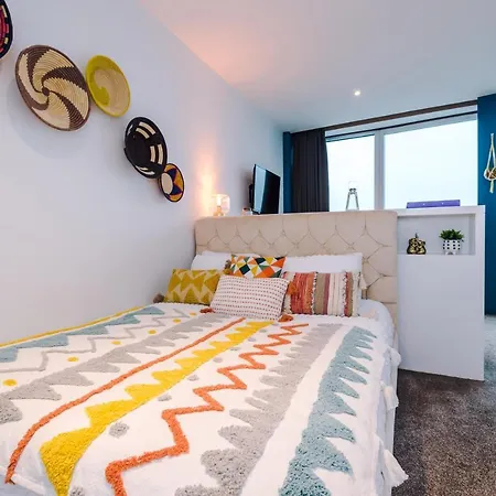 Luxury Right In The Centre! Incredible Panoramic Views! Ideal For Professionals Staying In Birmingham! Perfect For Long Stays! *