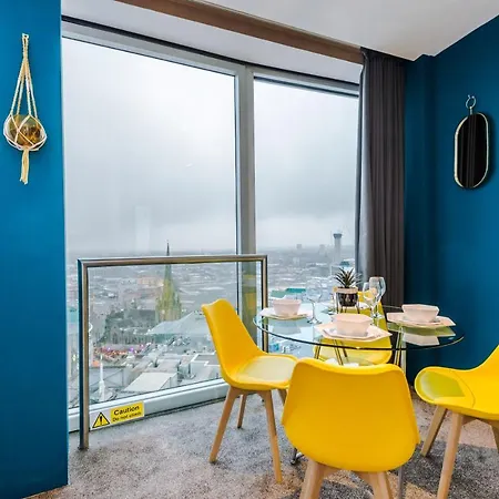 Luxury Right In The Centre! Incredible Panoramic Views! Ideal For Professionals Staying In Birmingham! Perfect For Long Stays! * Birmingham