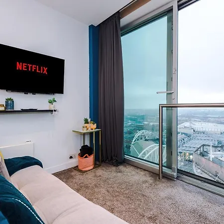 Apartment Luxury Right In The Centre! Incredible Panoramic Views! Ideal For Professionals Staying In Birmingham! Perfect For Long Stays!