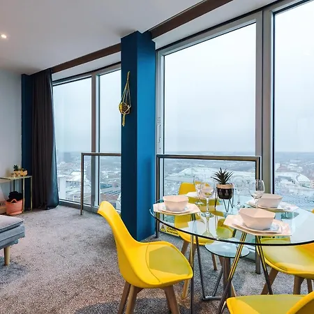 Luxury Right In The Centre! Incredible Panoramic Views! Ideal For Professionals Staying In Birmingham! Perfect For Long Stays! *