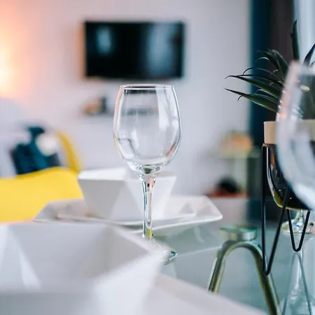 Luxury Right In The Centre! Incredible Panoramic Views! Ideal For Professionals Staying In Birmingham! Perfect For Long Stays! *
