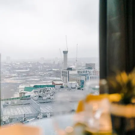 Luxury Right In The Centre! Incredible Panoramic Views! Ideal For Professionals Staying In Birmingham! Perfect For Long Stays!
