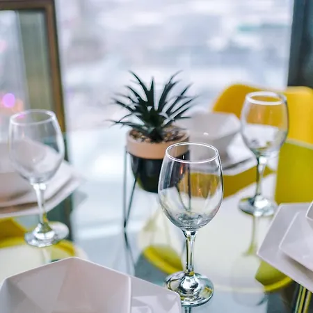 Luxury Right In The Centre! Incredible Panoramic Views! Ideal For Professionals Staying In Birmingham! Perfect For Long Stays! *